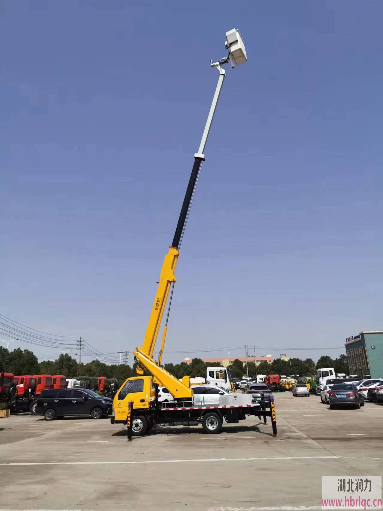 19米藍(lán)牌絕緣帶電高空作業(yè)車